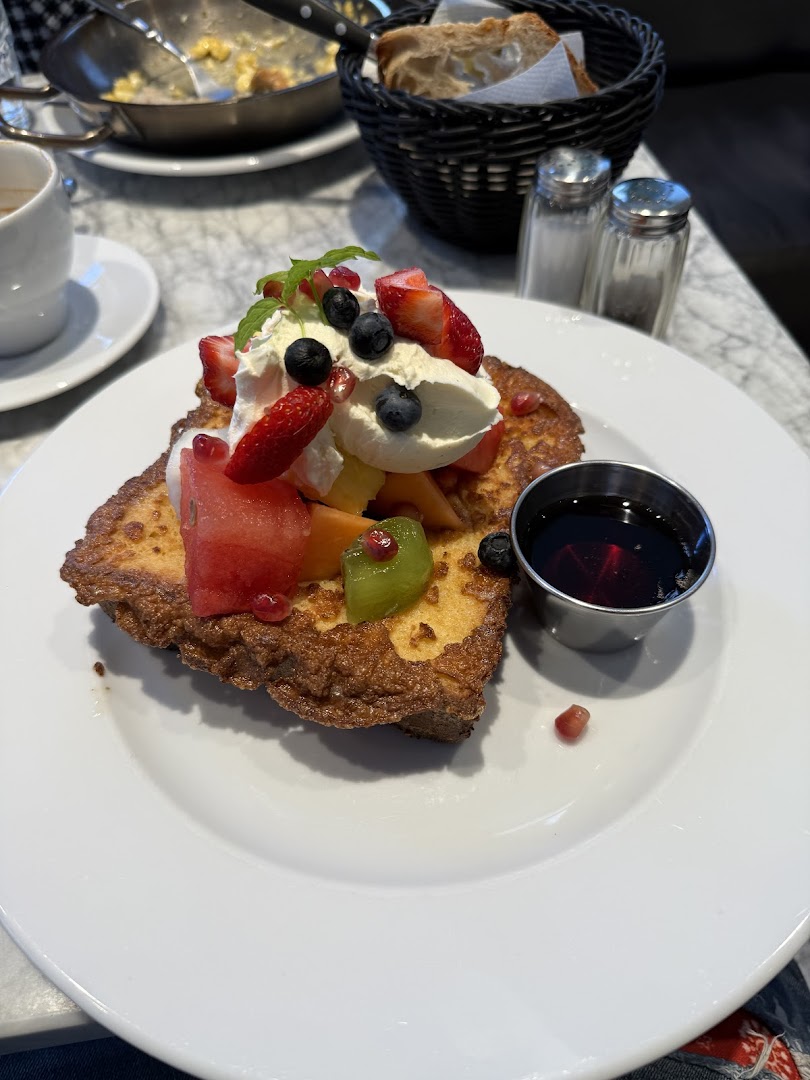 Tartine z truskawkami i kremem na zakwasowym pieczywie